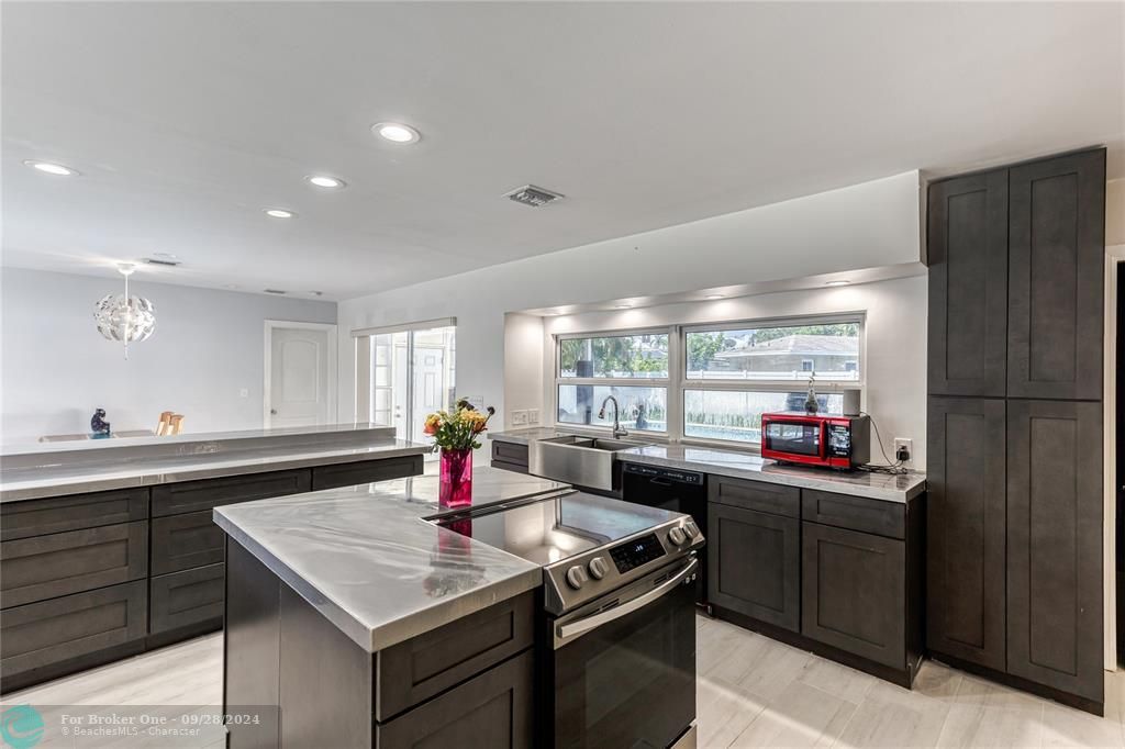 Recently Sold: $760,000 (3 beds, 2 baths, 1805 Square Feet)