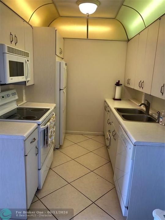 For Sale: $129,900 (1 beds, 1 baths, 753 Square Feet)