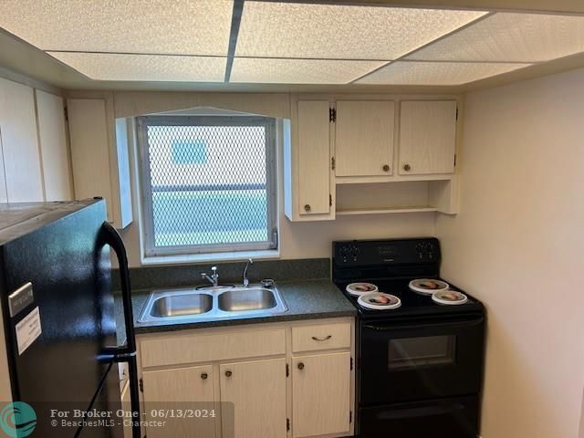 For Sale: $115,900 (1 beds, 1 baths, 612 Square Feet)