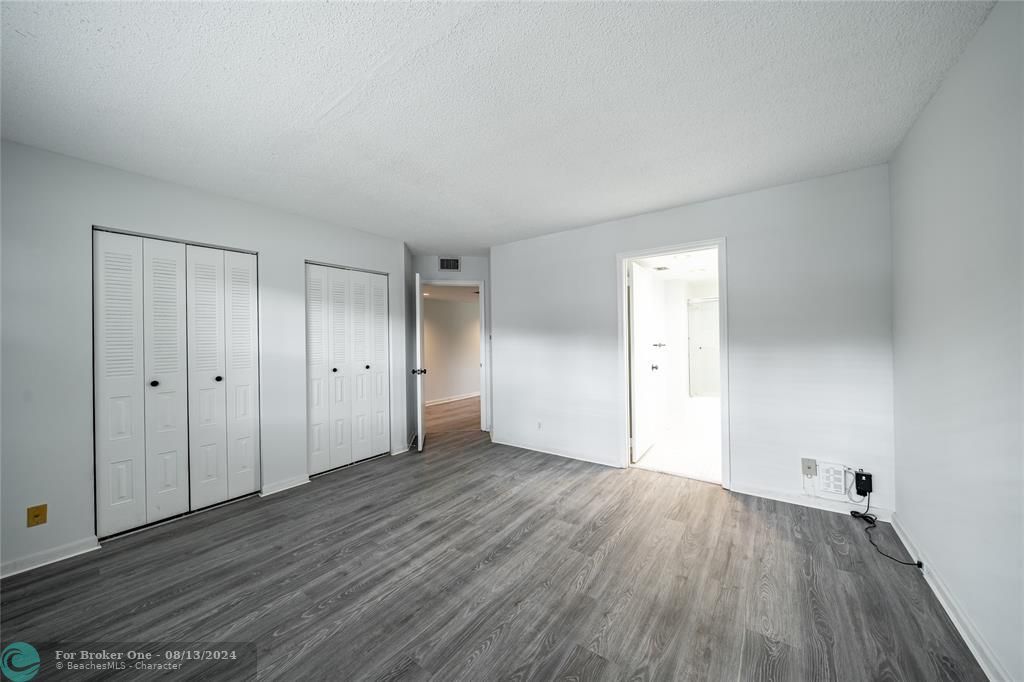 For Sale: $220,000 (1 beds, 1 baths, 1045 Square Feet)