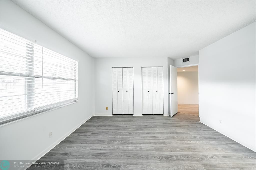 For Sale: $220,000 (1 beds, 1 baths, 1045 Square Feet)