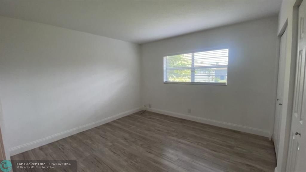 Active With Contract: $2,000 (2 beds, 1 baths, 938 Square Feet)