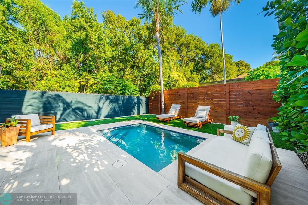 Active With Contract: $1,975,000 (4 beds, 4 baths, 2220 Square Feet)