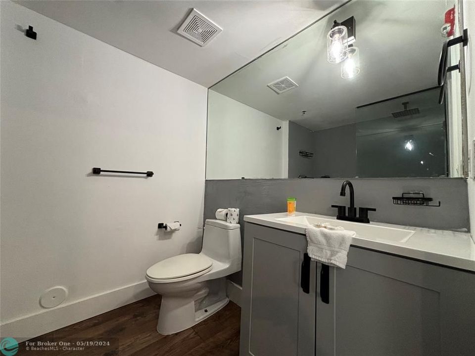 待售: $245,000 (0 贝兹, 1 浴室, 340 平方英尺)