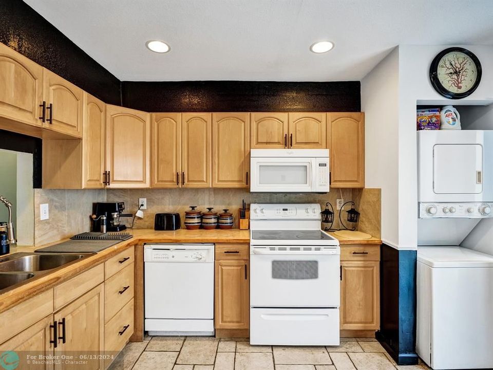 Active With Contract: $245,000 (2 beds, 1 baths, 1054 Square Feet)