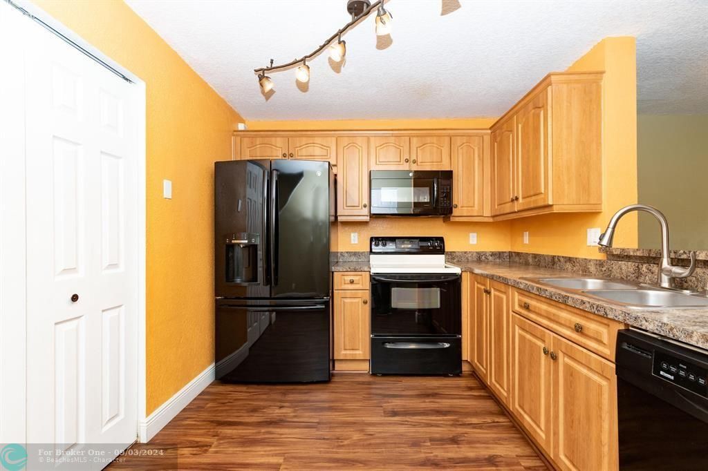 For Sale: $369,800 (3 beds, 2 baths, 1596 Square Feet)