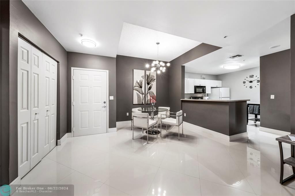 Active With Contract: $3,250 (2 beds, 2 baths, 1148 Square Feet)