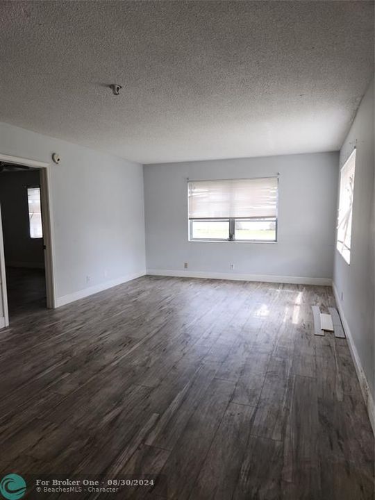 Active With Contract: $181,999 (1 beds, 1 baths, 750 Square Feet)