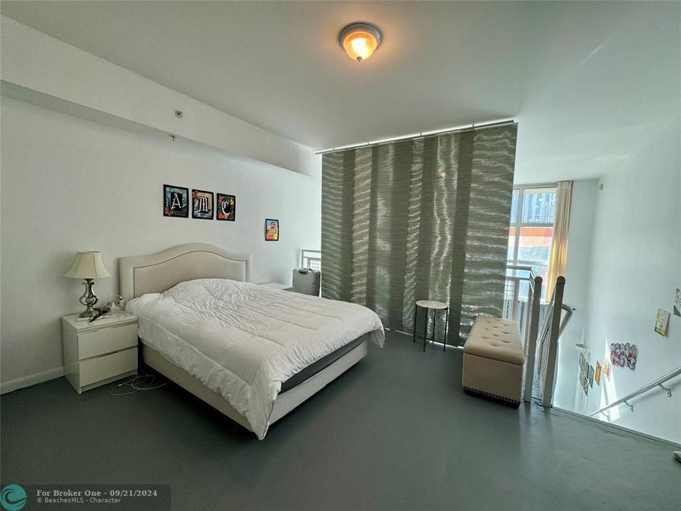 For Sale: $415,000 (1 beds, 1 baths, 978 Square Feet)