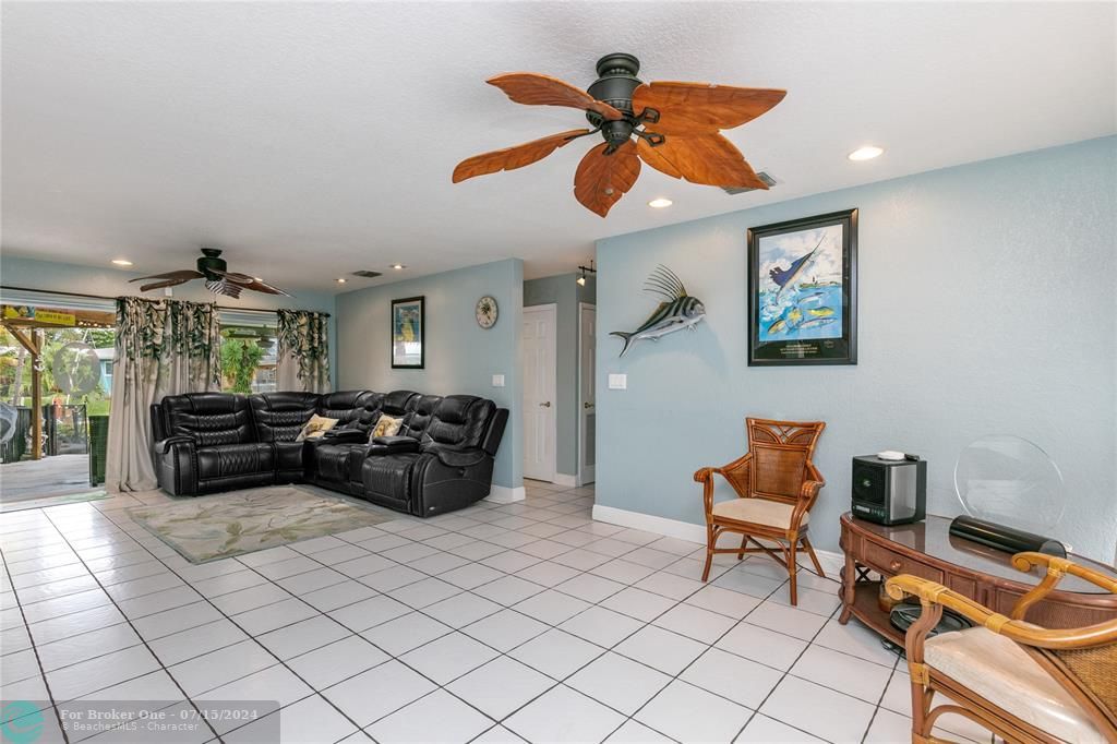 Active With Contract: $849,500 (3 beds, 2 baths, 1600 Square Feet)