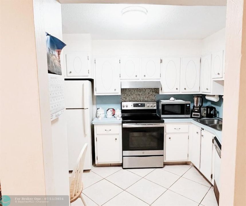 For Sale: $199,000 (2 beds, 1 baths, 1036 Square Feet)