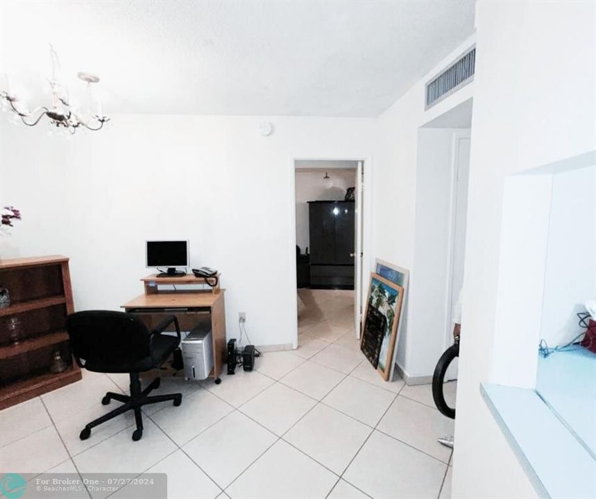 For Sale: $199,000 (2 beds, 1 baths, 1036 Square Feet)