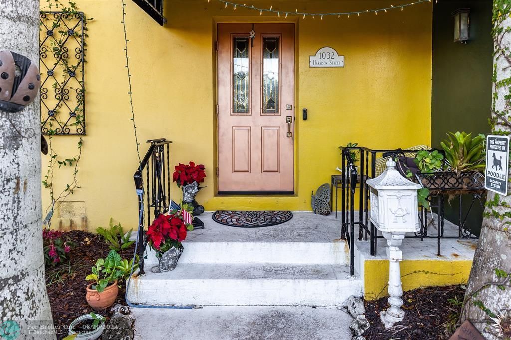 Active With Contract: $899,000 (3 beds, 2 baths, 1824 Square Feet)