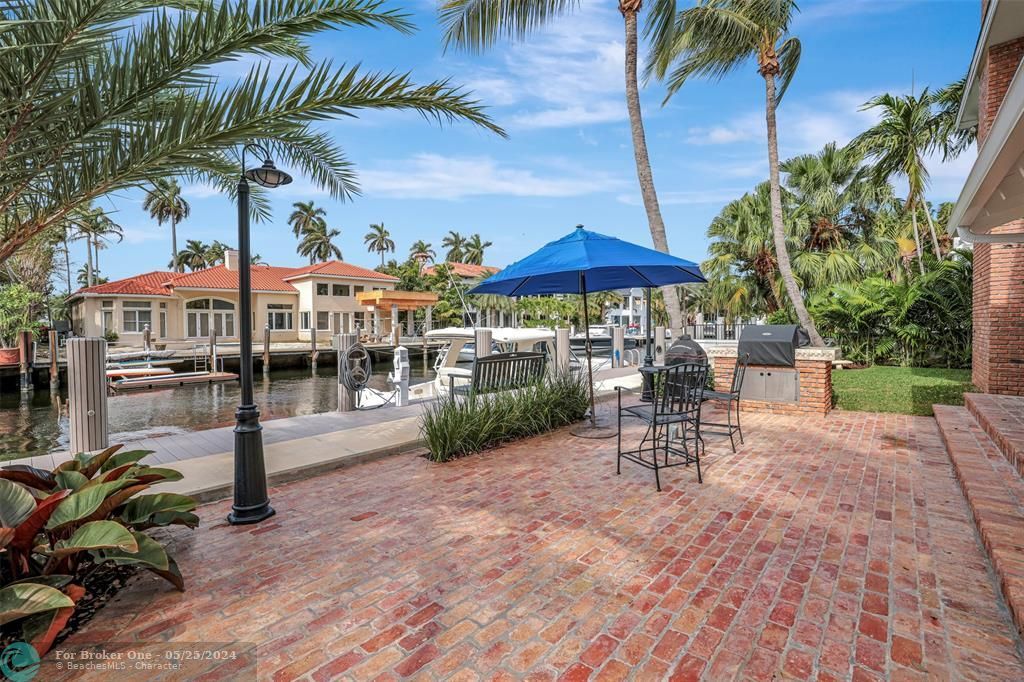 Active With Contract: $4,500,000 (6 beds, 4 baths, 5214 Square Feet)