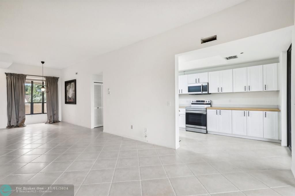 For Sale: $369,000 (2 beds, 2 baths, 1323 Square Feet)