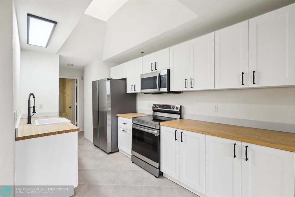 For Sale: $369,000 (2 beds, 2 baths, 1323 Square Feet)