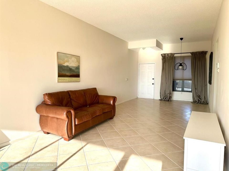 For Sale: $369,000 (2 beds, 2 baths, 1323 Square Feet)