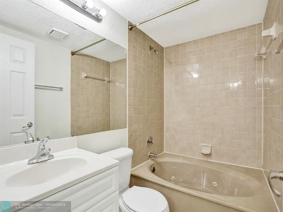 Под контрактом: $404,900 (3 спален, 3 ванн, 1364 Квадратных фут)