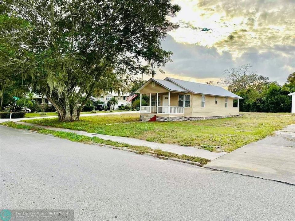 For Sale: $139,000 (2 beds, 1 baths, 700 Square Feet)