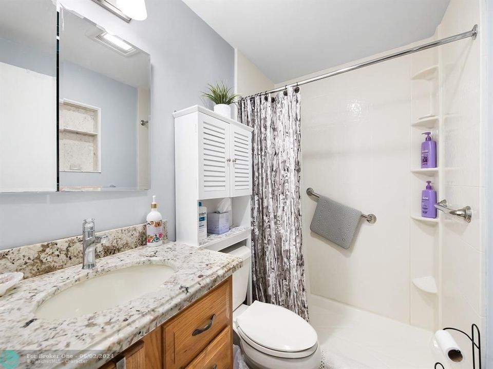 Active With Contract: $207,000 (1 beds, 1 baths, 700 Square Feet)