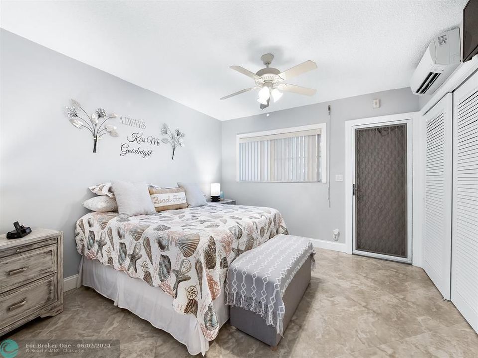 Active With Contract: $207,000 (1 beds, 1 baths, 700 Square Feet)