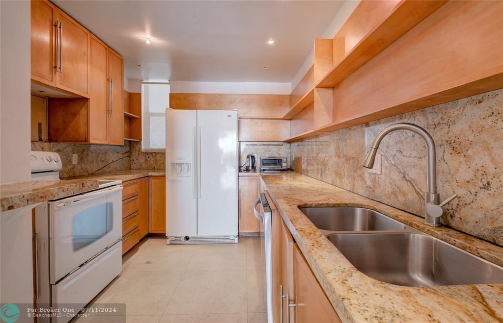 For Sale: $250,000 (1 beds, 1 baths, 865 Square Feet)