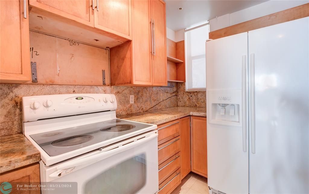 For Sale: $250,000 (1 beds, 1 baths, 865 Square Feet)