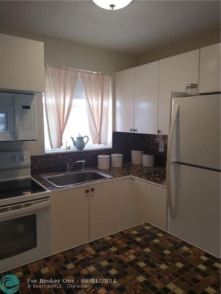 For Sale: $107,000 (1 beds, 1 baths, 600 Square Feet)