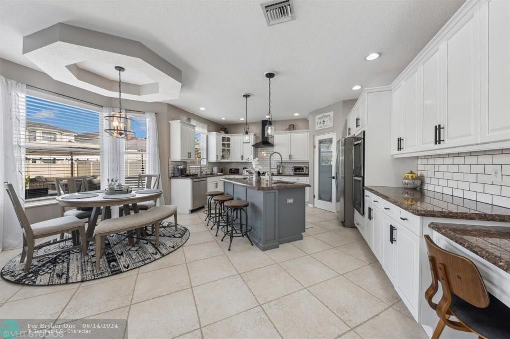 Recently Sold: $829,000 (5 beds, 2 baths, 2956 Square Feet)