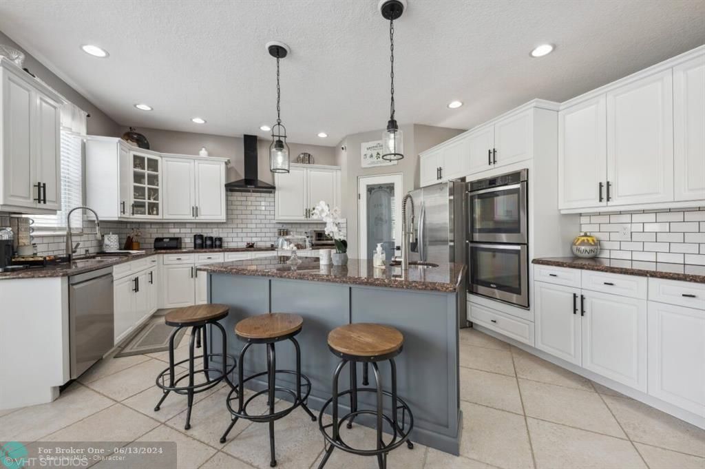 Recently Sold: $829,000 (5 beds, 2 baths, 2956 Square Feet)