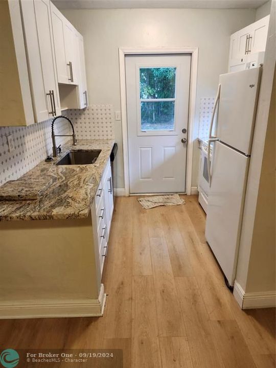 Active With Contract: $2,400 (2 beds, 1 baths, 687 Square Feet)