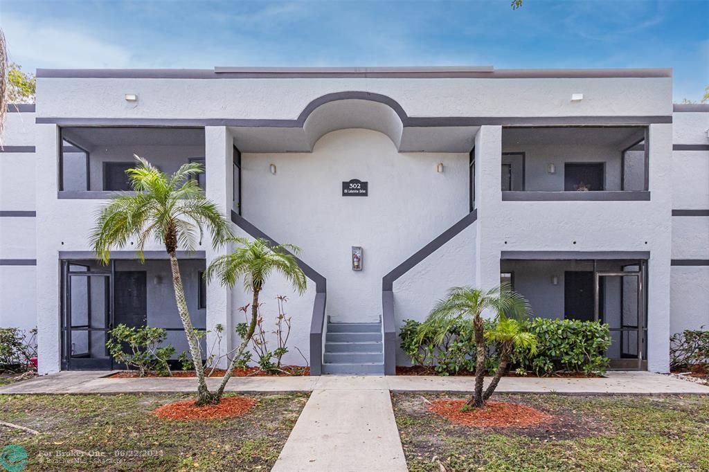 Active With Contract: $2,300 (2 beds, 2 baths, 946 Square Feet)