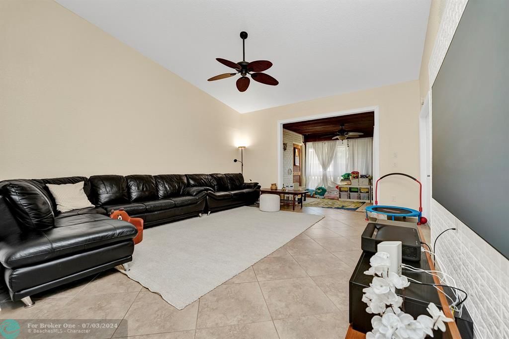 For Sale: $370,000 (2 beds, 2 baths, 1475 Square Feet)