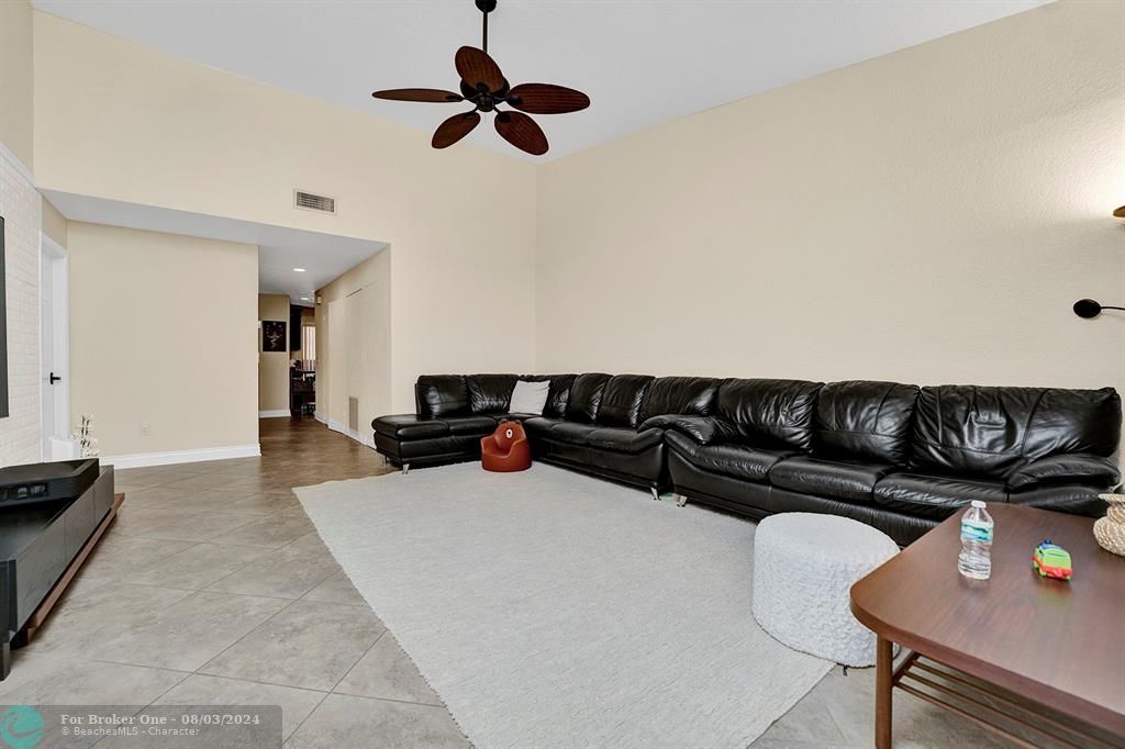 For Sale: $370,000 (2 beds, 2 baths, 1475 Square Feet)