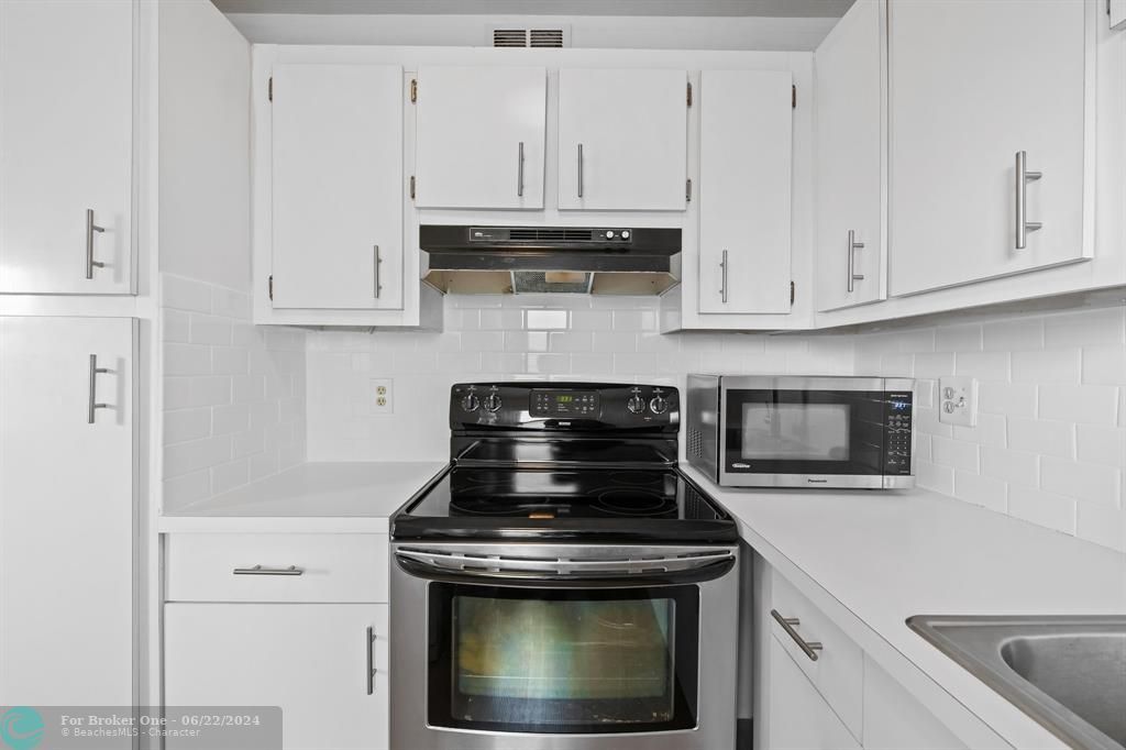 Active With Contract: $249,000 (1 beds, 1 baths, 710 Square Feet)