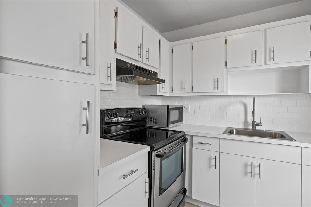 Active With Contract: $249,000 (1 beds, 1 baths, 710 Square Feet)