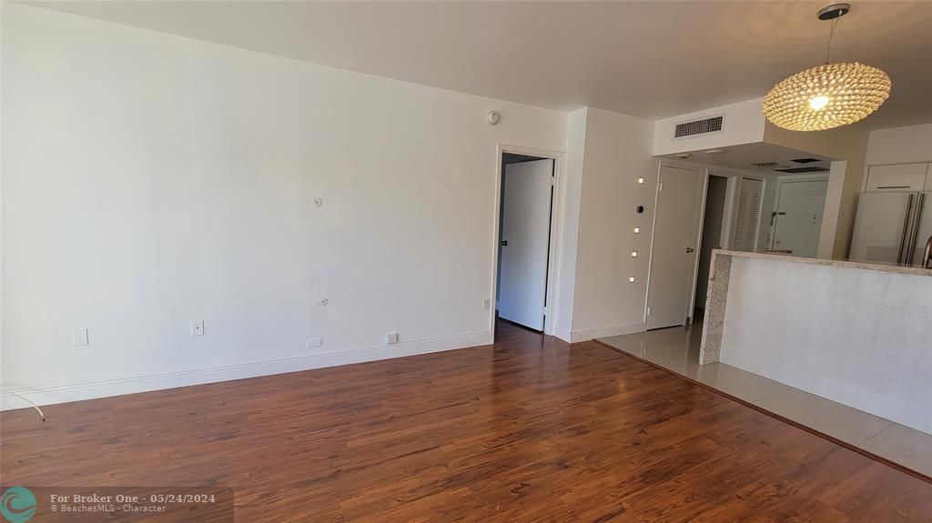 For Sale: $239,900 (1 beds, 1 baths, 755 Square Feet)