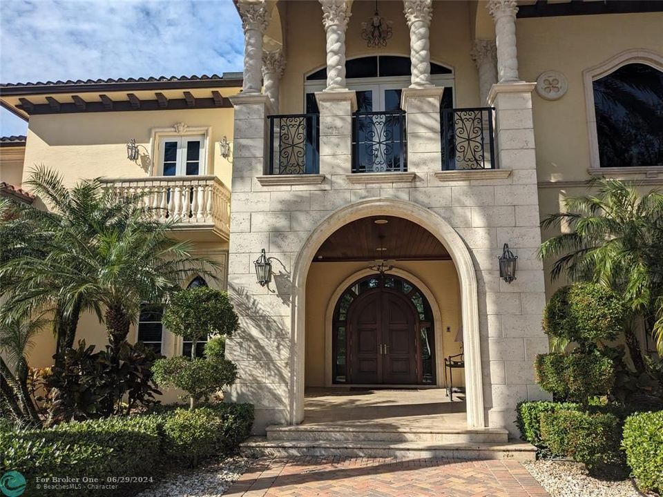 For Sale: $3,975,000 (6 beds, 6 baths, 8580 Square Feet)