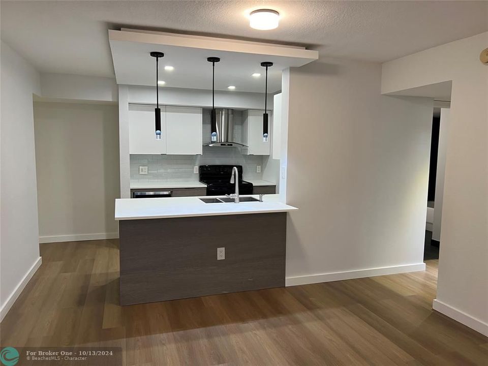 For Rent: $2,300 (2 beds, 2 baths, 904 Square Feet)