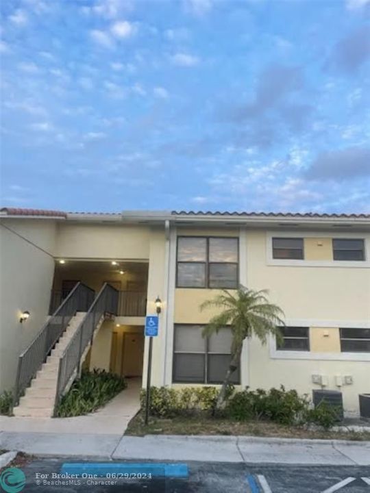 Active With Contract: $258,000 (2 beds, 2 baths, 928 Square Feet)