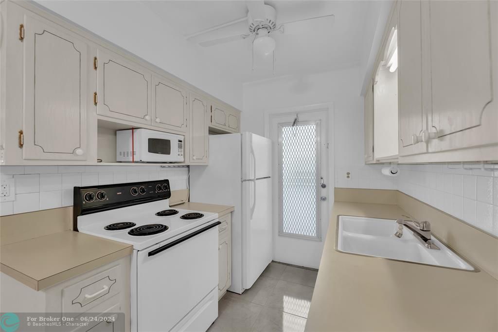 For Sale: $154,900 (1 beds, 1 baths, 567 Square Feet)