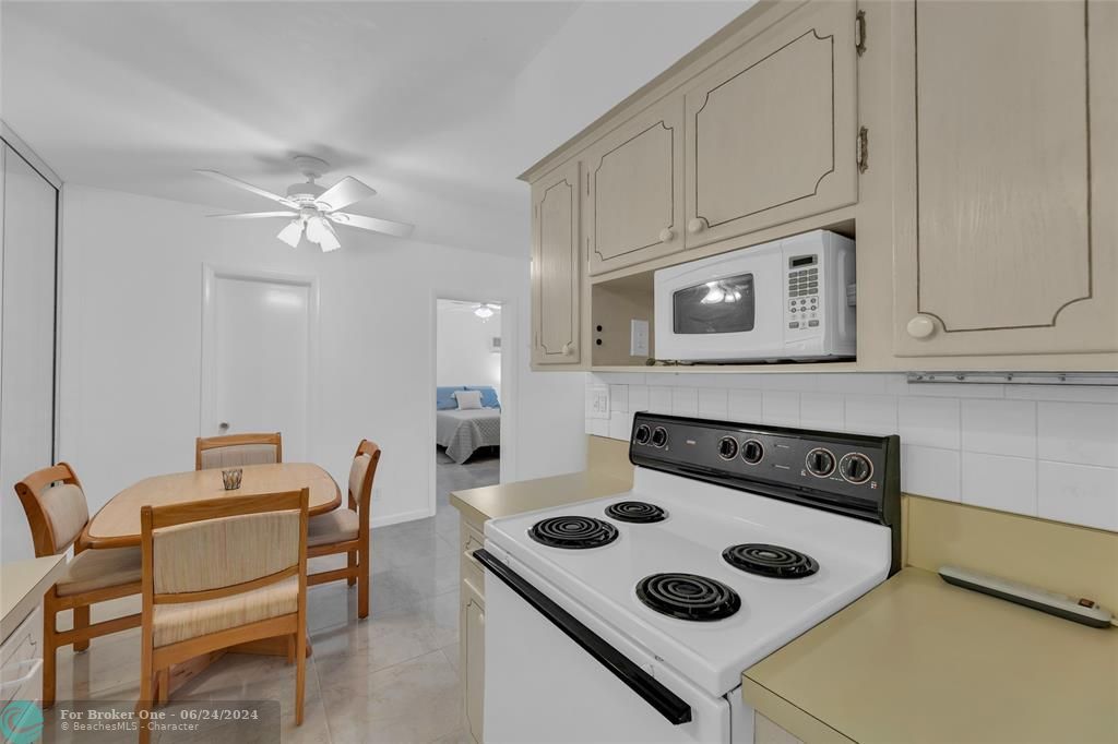 For Sale: $154,900 (1 beds, 1 baths, 567 Square Feet)