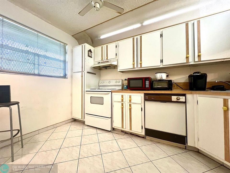 For Sale: $219,999 (2 beds, 2 baths, 1120 Square Feet)