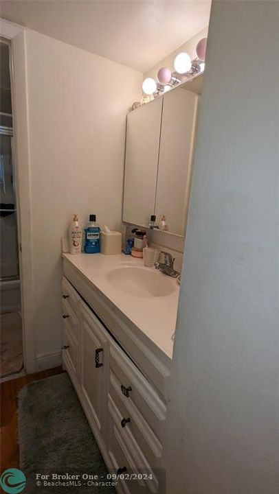 For Sale: $139,000 (1 beds, 1 baths, 760 Square Feet)