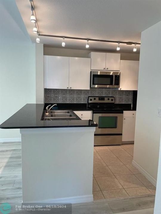 Active With Contract: $2,050 (2 beds, 1 baths, 857 Square Feet)