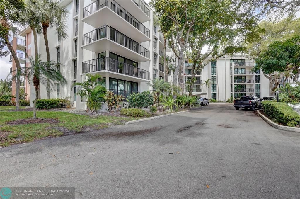 Active With Contract: $3,200 (2 beds, 2 baths, 1110 Square Feet)