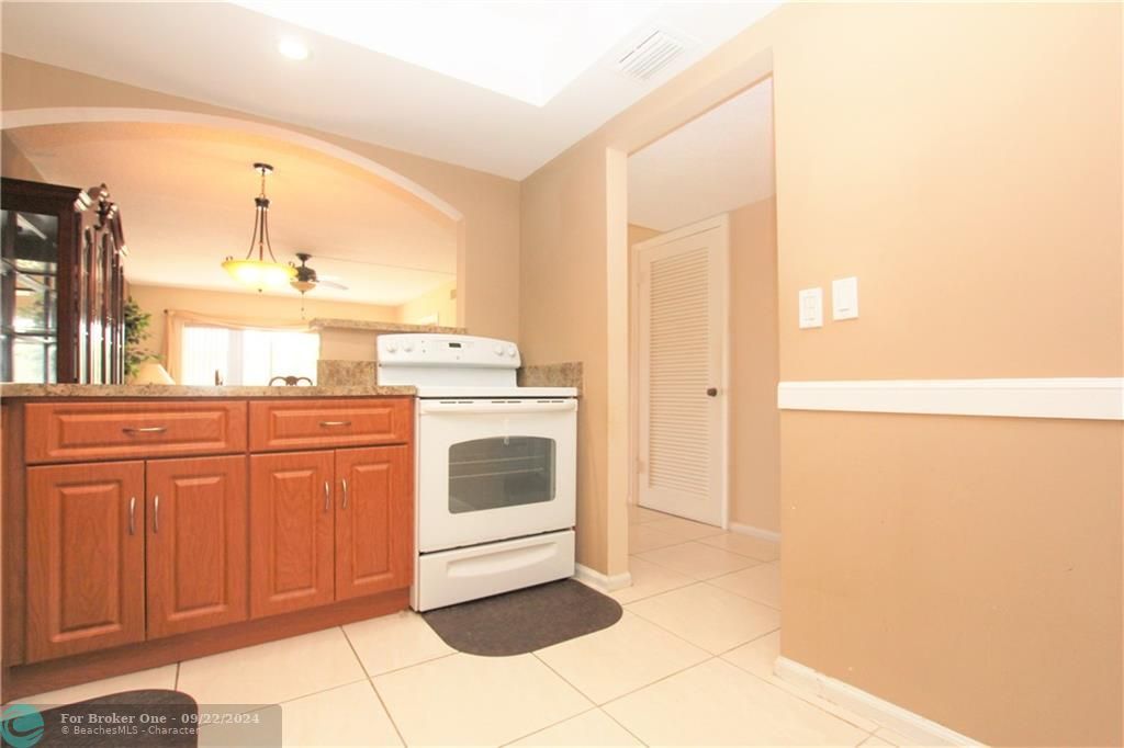 For Sale: $165,000 (2 beds, 2 baths, 1000 Square Feet)