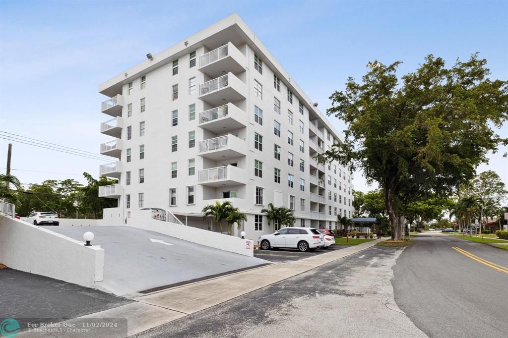 Active With Contract: $200,000 (1 beds, 1 baths, 768 Square Feet)