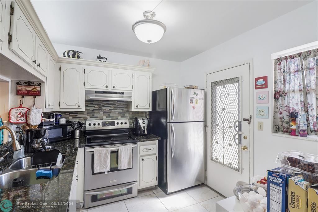 Active With Contract: $189,900 (1 beds, 1 baths, 730 Square Feet)