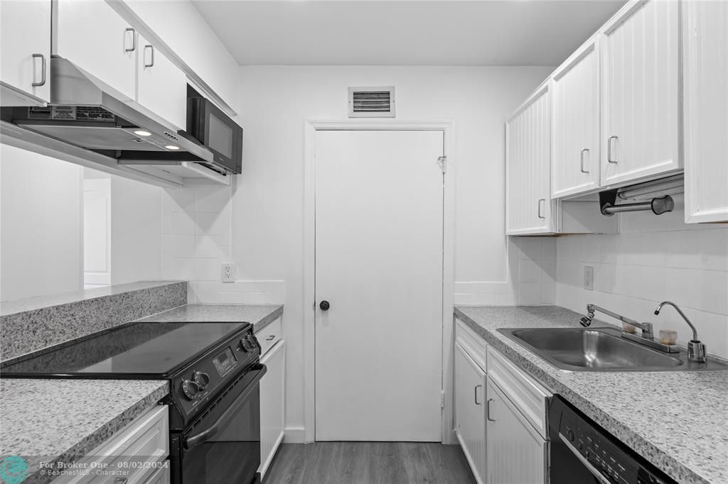 For Sale: $209,999 (2 beds, 1 baths, 887 Square Feet)
